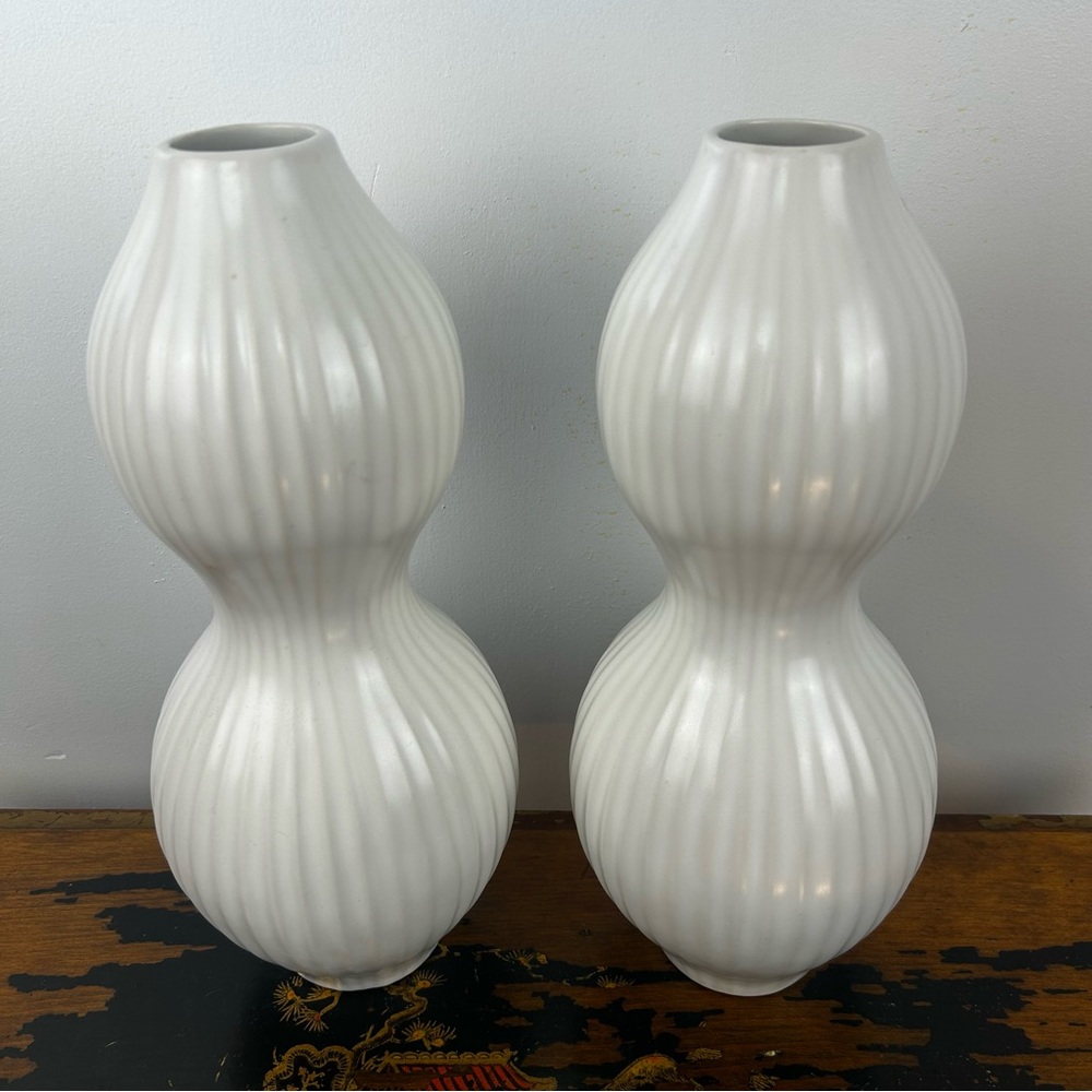 Set of 2 Curvy Vases White 12x5” at base